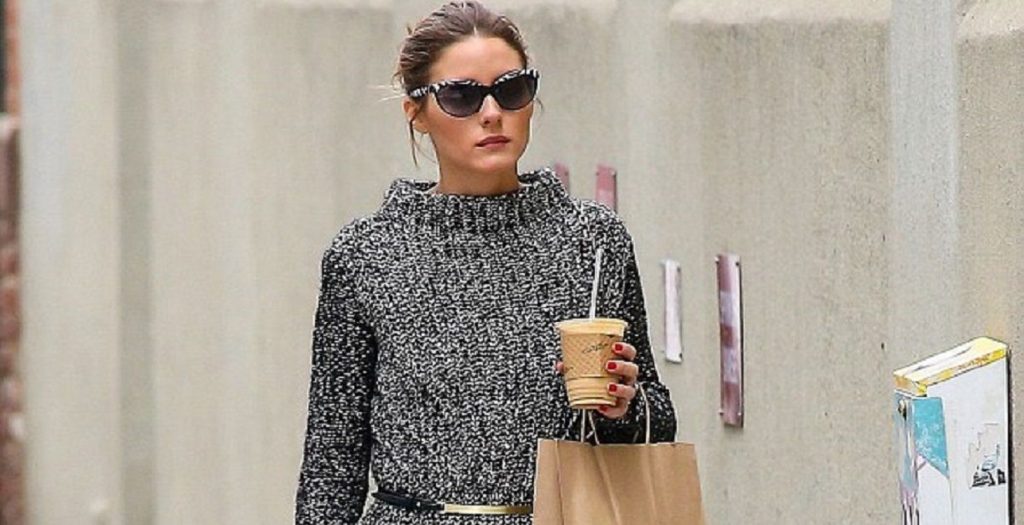Mujer paseando con un café coffee to go