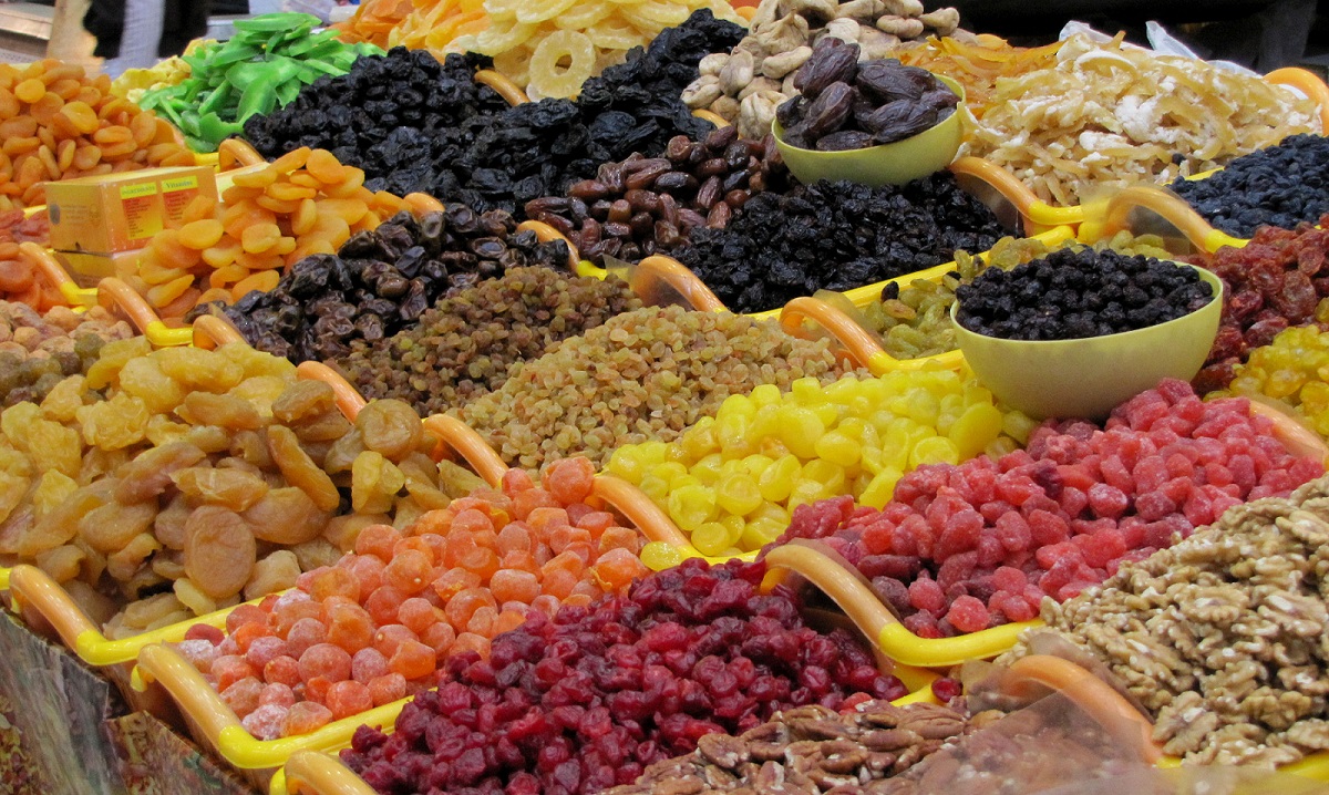 Fruta deshidratada en un mercado