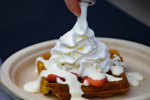 Nata montada para cubrir un dulce con fresas,